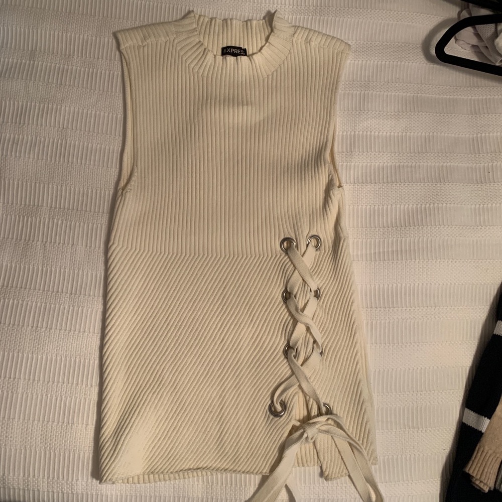 Ribbed mock neck sleeveless sweater